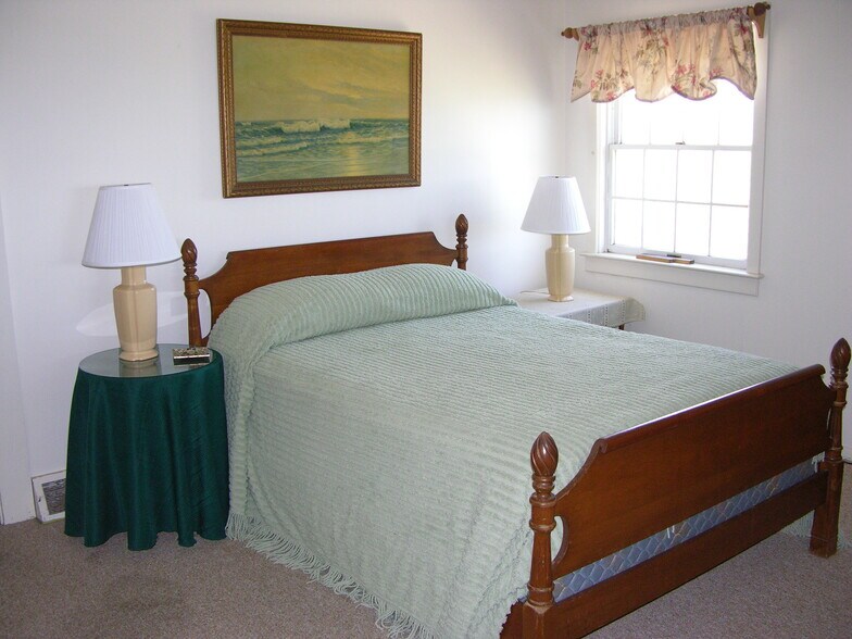 Master Bedroom with queen size bed - 10 Jackson St