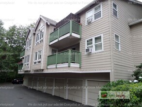 Building Photo - Super Cute and Private 2-Bedroom Condo w/2 Parking Spaces in Lake Forest Park!!