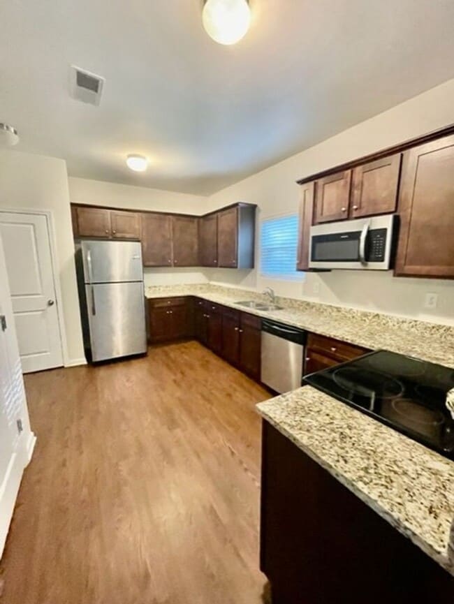 Building Photo - Luxurious 2 story 3 bedroom 2.5 bath Townh...