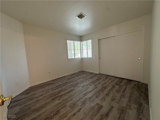 Building Photo - 2419 Desert Glen Dr
