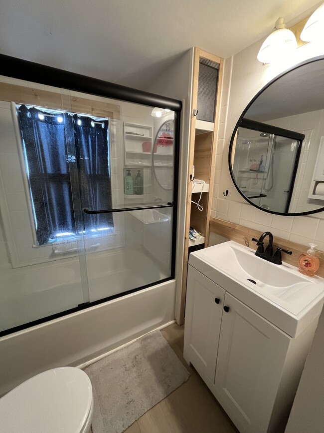 Building Photo - 230 N 700 W