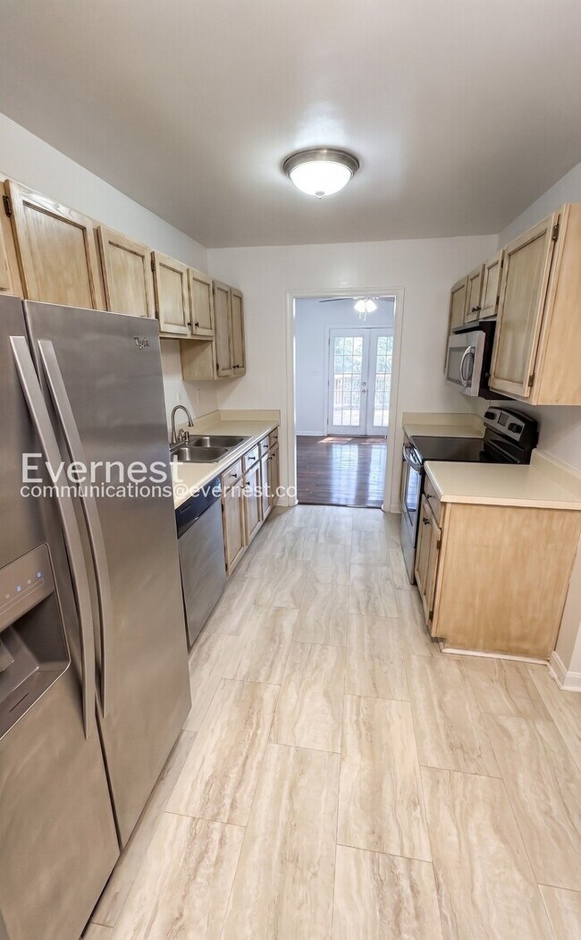 Building Photo - 3 Bed, 3.5 Bath Townhome with Modern Amenities / Available Now!