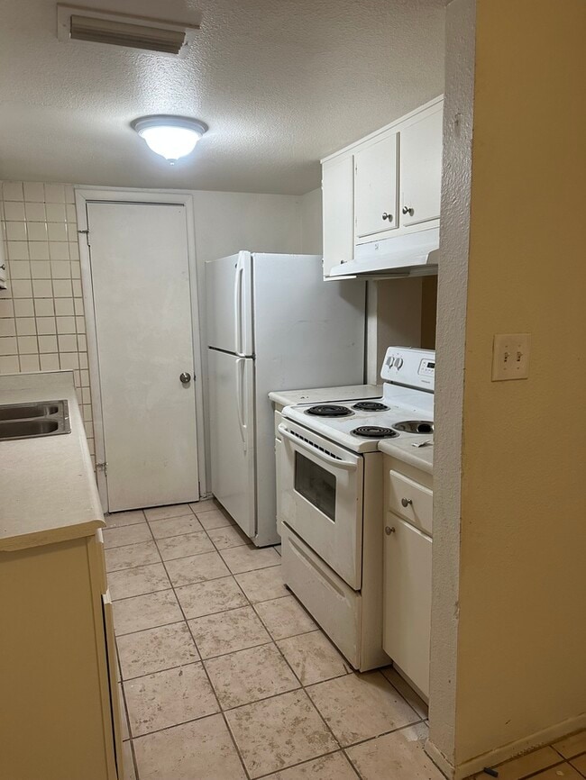 Building Photo - RENT TO OWN TOWN HOUSE 3 BEDROOMS 1 BATH $...