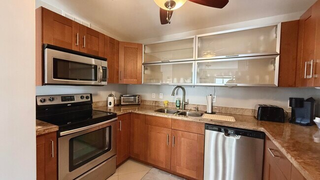 Building Photo - 401 Golden Isles Dr