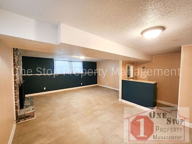 Building Photo - Beautiful 3 Bedroom 2.5 Bathroom Home in R...