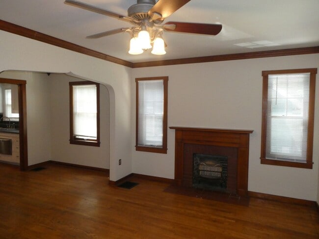 Building Photo - Charming Home Downtown