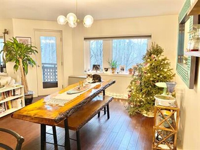 Building Photo - 2 Bedroom Condo South End of Burlington