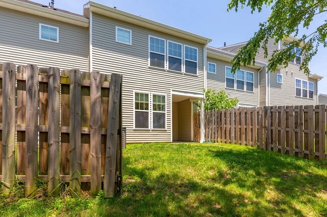 Building Photo - Beautiful 3 bedroom 2 Bath Town Home in Wi...