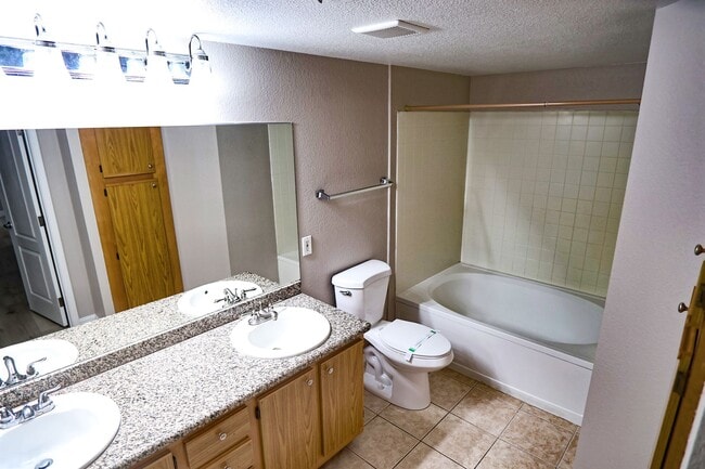 Building Photo - Great Upper Condo at Tuscan Villas, Hacienda and Decatur