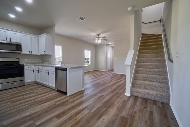 Building Photo - Hunters Ranch Beauty! 3 Bedroom 2 1/2 Bath...