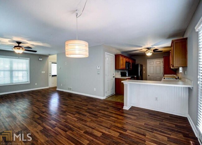 Building Photo - 2725 Silver Hill Terrace SE