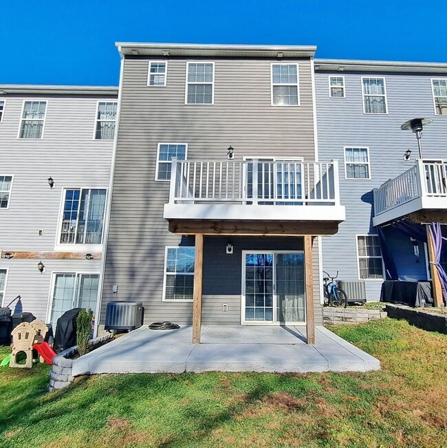 Building Photo - 4 Bed / 2-1/2 Bath Single Family Townhome w/1-Car Garage