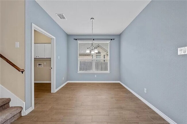 Building Photo - 605 Lister Dr