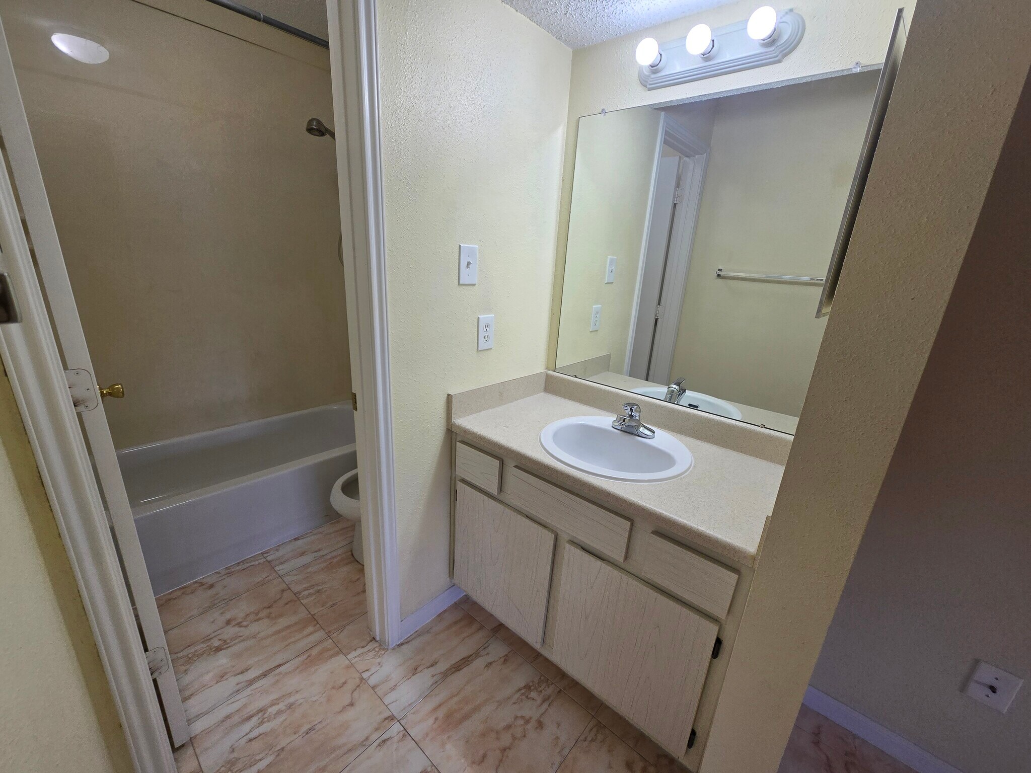 Attached bath - 2750 Holly Hall St