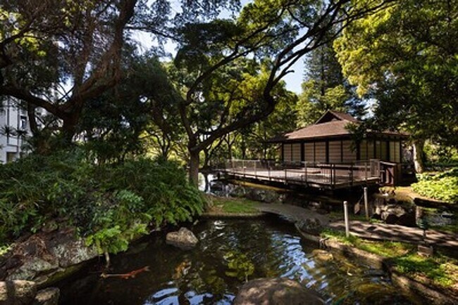 Building Photo - Centrally Located Queen Emma Gardens,
