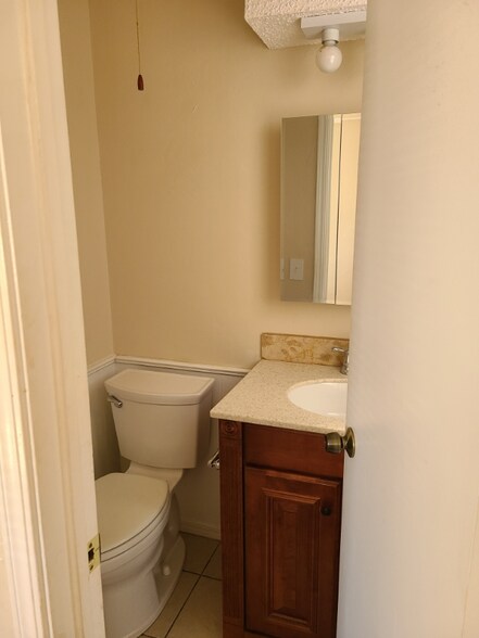 Building Photo - 925 Crown Dr