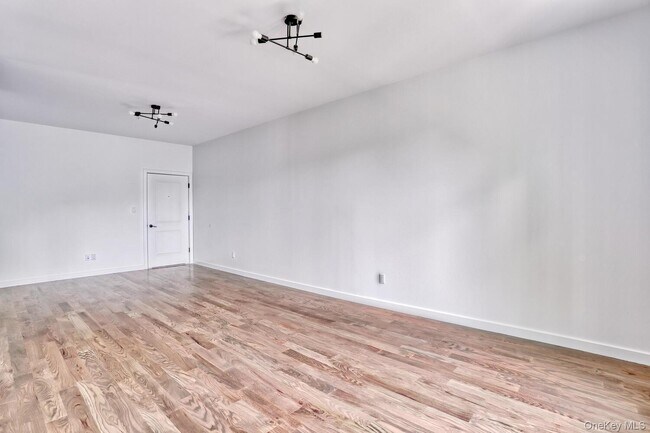 Building Photo - 962 US-9W