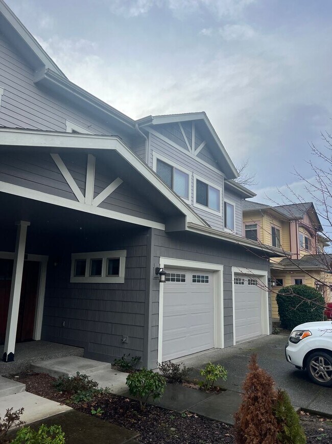 Building Photo - 2 Bedroom 2.5 Bath Townhome in desirable C...