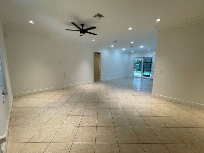 Building Photo - ANNUAL RENTAL - 3 BEDROOM + DEN/ 3 BATH SP...