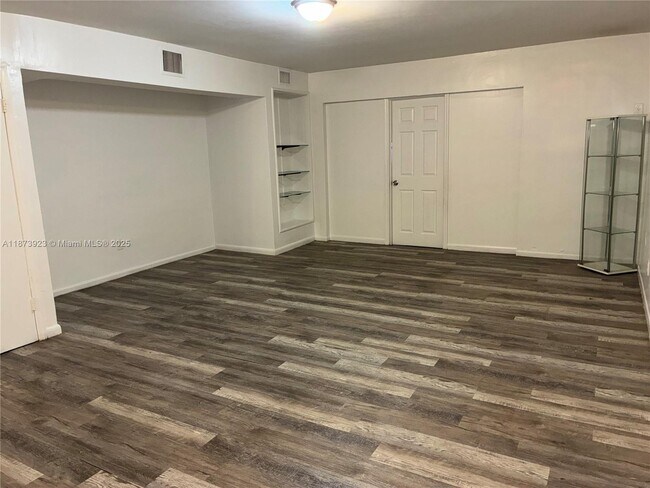 Building Photo - 1358 W 69th St