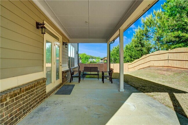 Building Photo - 633 Leland Pkwy