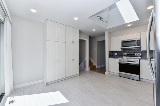 Building Photo - 5S480 Campbell Dr