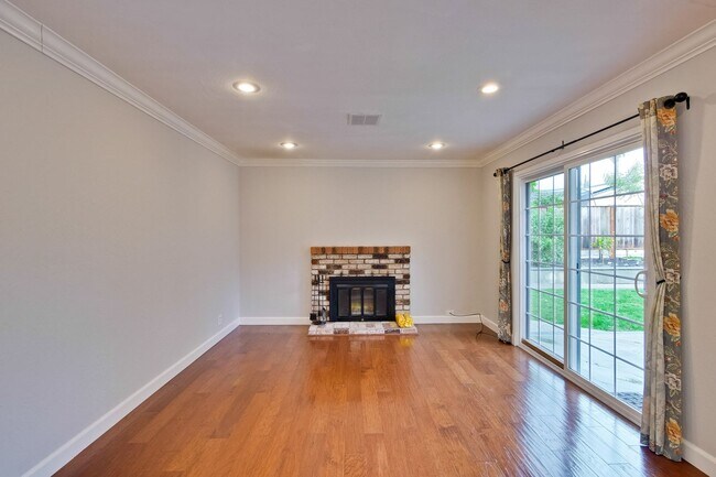 Building Photo - Warm and Inviting 3 bedroom, 2 Bath Home