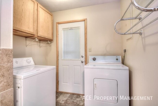 Building Photo - 2717 Lawndale Dr