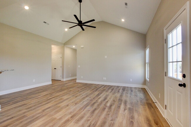 Building Photo - 102 Riverbend Dr
