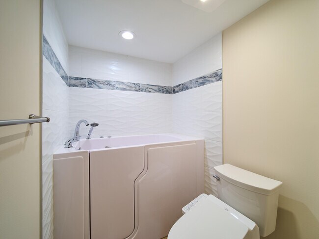 Building Photo - 1101 Pinecrest Cir