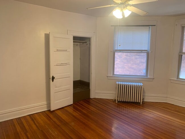 Building Photo - Spacious Two Story duplex on Walnut Street!