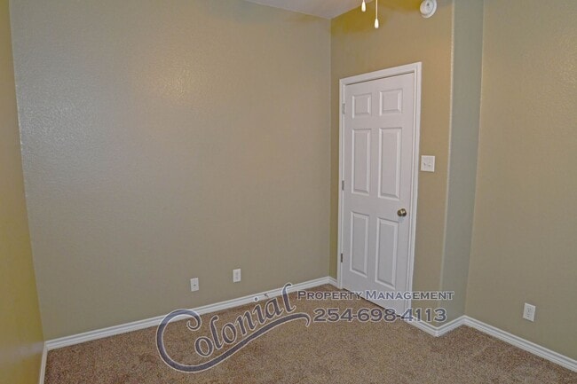 Building Photo - AVAILABLE NOW!!!!!