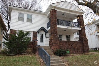 Building Photo - Updated 2 Bedroom 1 Bath Duplex Within Wal...