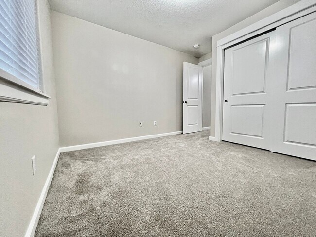 Building Photo - Meticulously maintained