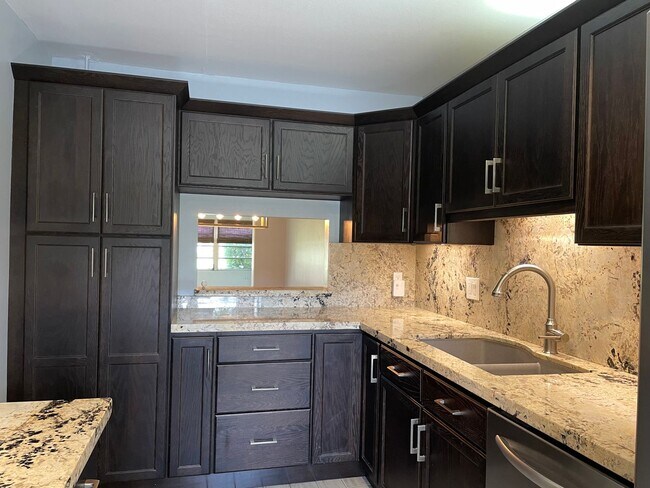 Building Photo - Beautifully renovated! 2 Bed, 2 Bath corne...