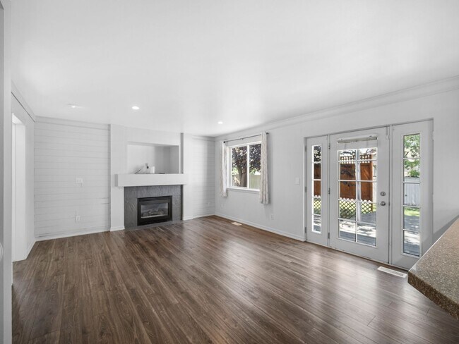 Building Photo - 4bedroom/3bath w/Garage/washer/dryer/fence...