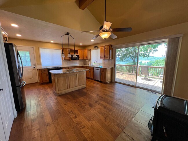 Building Photo - Beautiful Lake House