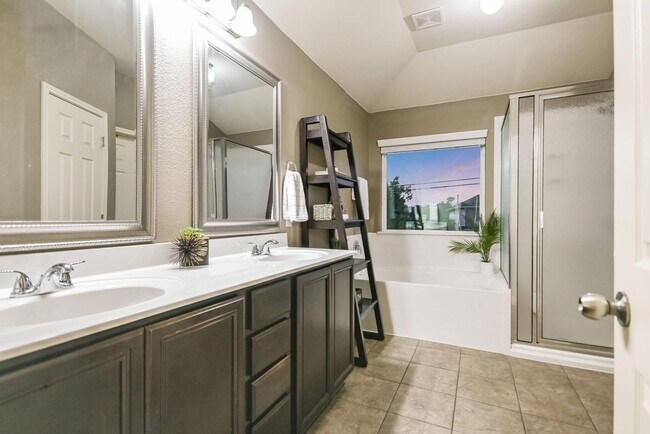 Building Photo - 4 Bed / 3 Bath in Forest Creek ~2,600 sq ft | Round Rock, TX