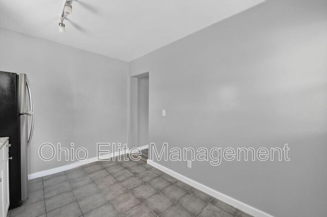 Building Photo - 1094 Oakwood Ave