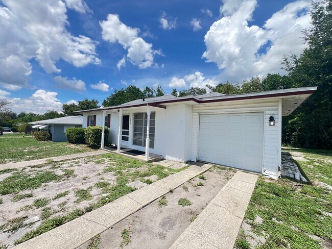 Building Photo - Charming Deltona Lakes Home!