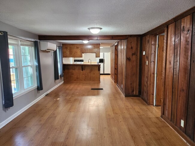 Building Photo - Location, Location, Location!! $1350 a month, available now for year-long lease