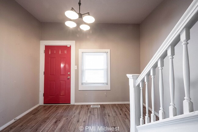 Building Photo - Charming 2-Bedroom Gem with Modern Comfort...