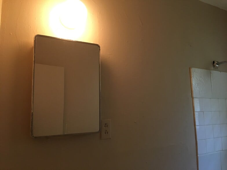 Building Photo - 2563 Peres Ave