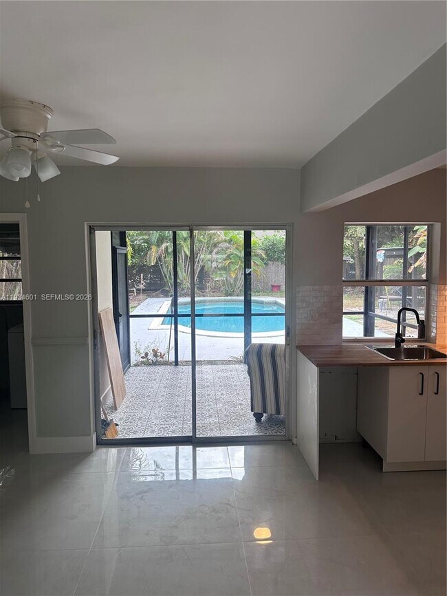 Building Photo - 200 SE 19th St