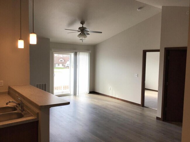 Building Photo - 535 Linden Dr