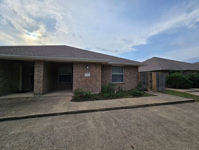Building Photo - College Station - 3 Bedrooms / 3 bath Duplex on Oldenburg