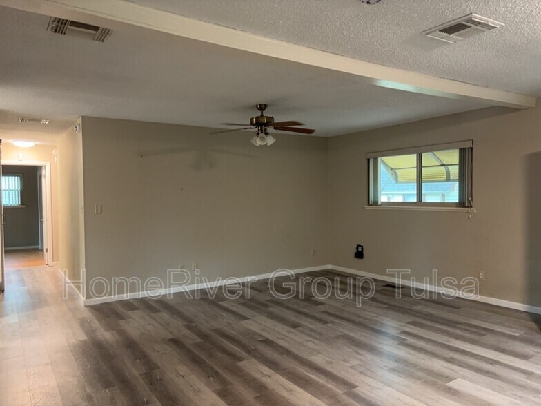 Building Photo - 1814 S Ash Pl