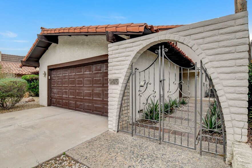 Building Photo - 945 Vegas Valley Dr