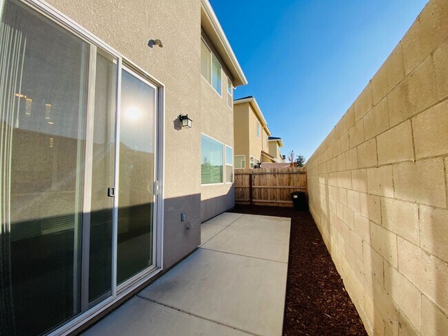 Building Photo - $2,195, 3 Bedroom In Gated Community with ...