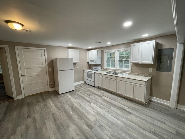 Building Photo - 815 N Commander St